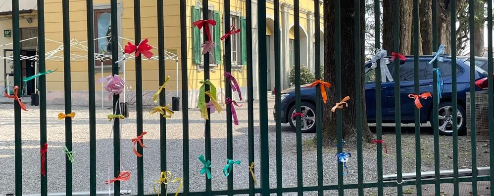 Nastrini colorati sulla cancellata della scuola dell’infanzia