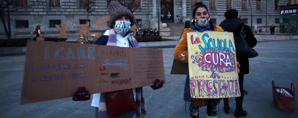 Una manifestazione dei genitori contro la Dad a Monza