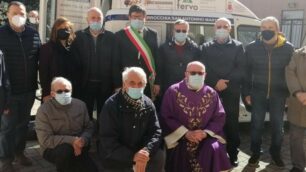 WEB- NOVA - AUTO MISERICORDIA Il sindaco Fabrizio Pagani e il parroco don Luigi Caimi Il gruppo dei volontari che guiderà l'auto al servizio di tutta la comunità