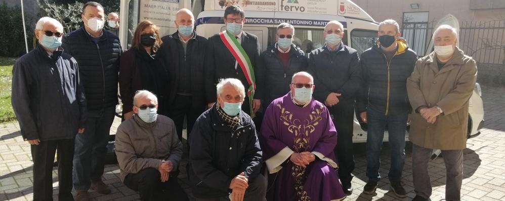 WEB- NOVA - AUTO MISERICORDIA Il sindaco Fabrizio Pagani e il parroco don Luigi Caimi Il gruppo dei volontari che guiderà l'auto al servizio di tutta la comunità