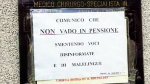 Paderno - Il cartello della dottoressa Vailati contro le malelingue