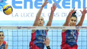 Pallavolo Vero Volley Saugella muro Danesi e Van Hecke su Mitrovic