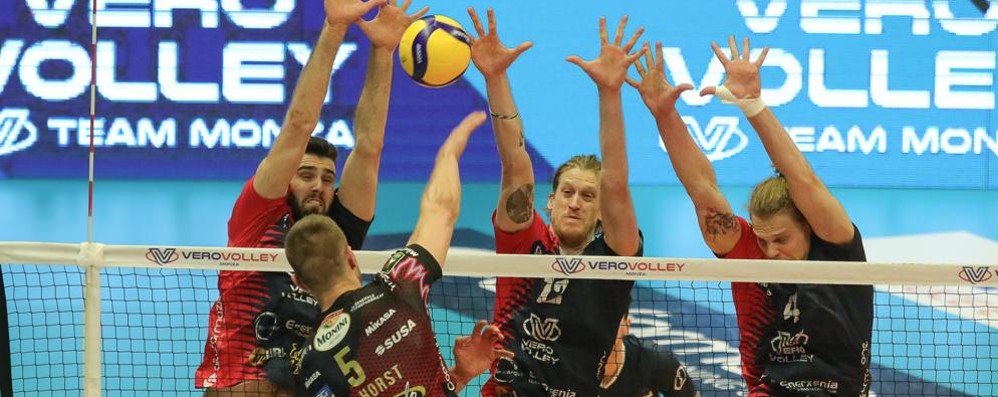 Pallavolo Vero Volley Monza Perugia playoff gara2: muro a tre di Monza su Ter Horst - foto Ufficio Stampa