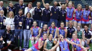 Le ragazze della Saugella Monza con lo staff tecnico festeggiano la Coppa Cev vinta martedì 23 marzo a Istanbul contro il Galatasaray