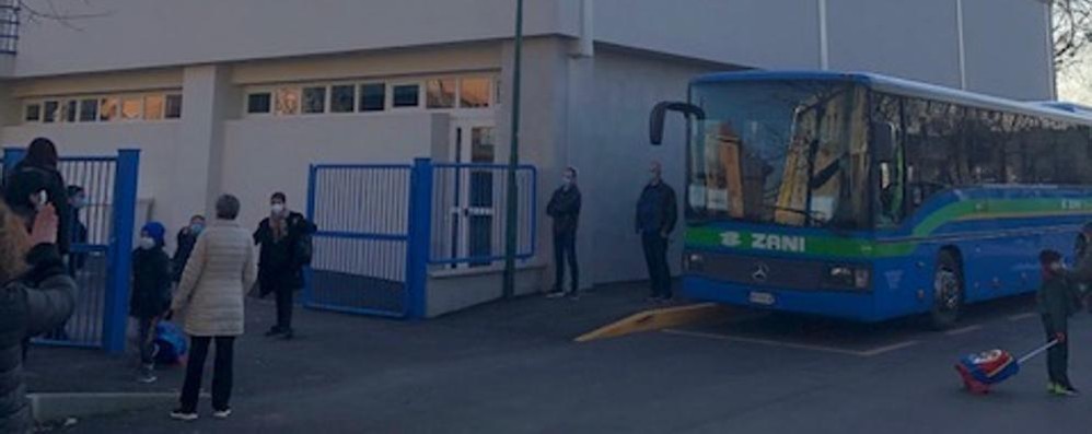 Vimercate scuola elementare da vinci uscita bambini non sicura per bus