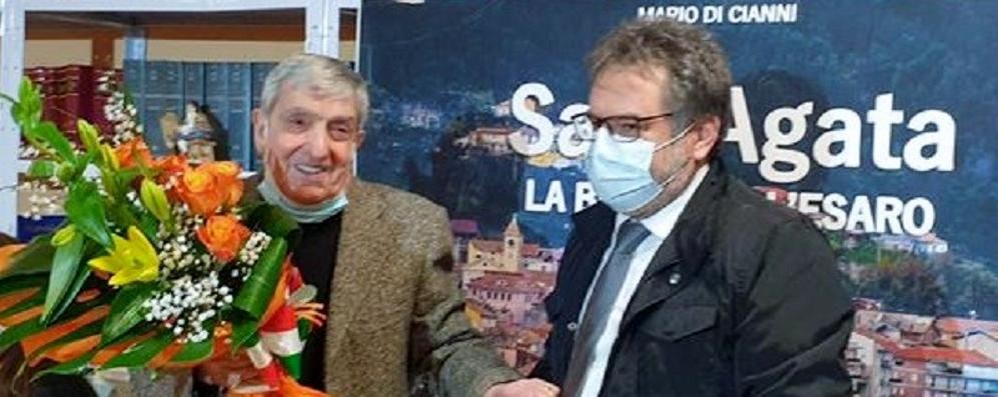 Mario Di Cianni, a sinistra, con il sindaco di Sant'Agata d'Esaro Mario Nocito, in occasione della presentazione di febbraio