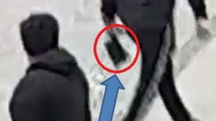 Il machete impugnato da uno dei ragazzi in una immagine divulgata dai carabinieri
