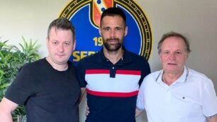 Branko Sacer, primo a destra, in una foto dello scorso anno con il presidente Davide Erba ed il giocatore croato Sime Gregov