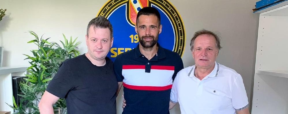 Branko Sacer, primo a destra, in una foto dello scorso anno con il presidente Davide Erba ed il giocatore croato Sime Gregov