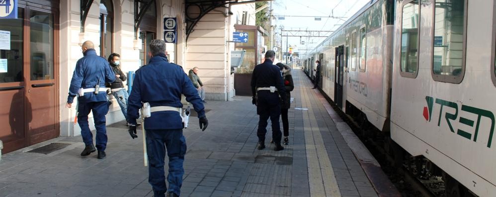 I controlli della Polizia locale in stazione