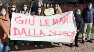 La  manifestazione in piazza Risorgimento organizzata dai genitori #Giù le mani dalla scuola ( foto Volonterio )