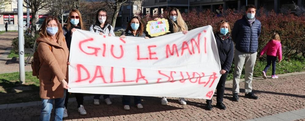 La  manifestazione in piazza Risorgimento organizzata dai genitori #Giù le mani dalla scuola ( foto Volonterio )