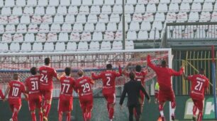 Il Monza sotto la curva dopo la vittoria con il Frosinone