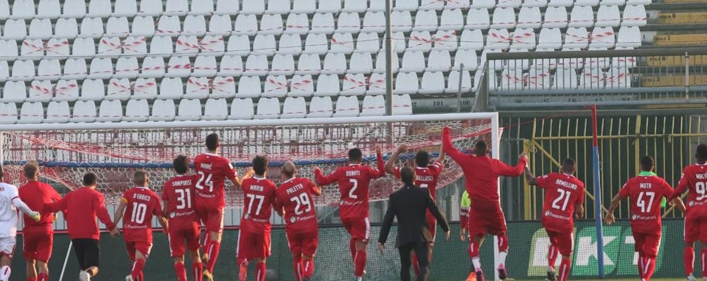 Il Monza sotto la curva dopo la vittoria con il Frosinone