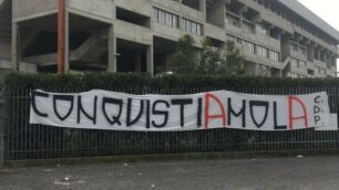 Striscione curva Pieri all'U-Power Stadium Monza