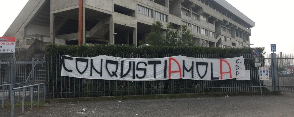 Striscione curva Pieri all'U-Power Stadium Monza