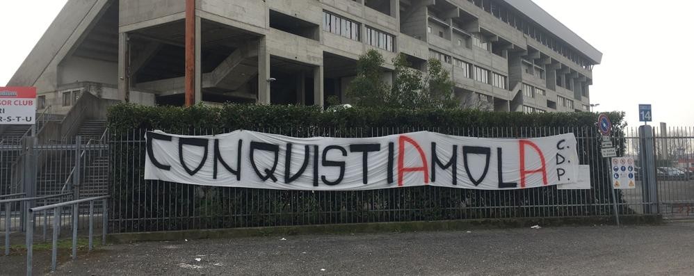 Striscione curva Pieri all'U-Power Stadium Monza