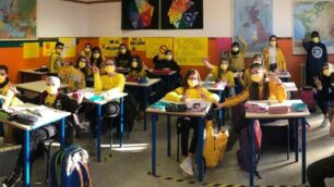Sovico, una foto del Paccini con lezioni in presenza. Ora l’invito è ad appendere un cartellone fuori dalla scuola con un  messaggio di speranza
