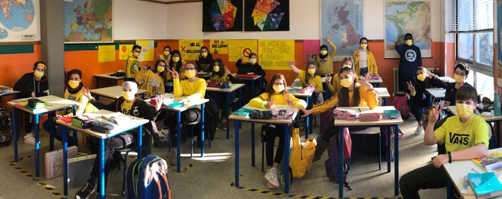 Sovico, una foto del Paccini con lezioni in presenza. Ora l’invito è ad appendere un cartellone fuori dalla scuola con un  messaggio di speranza