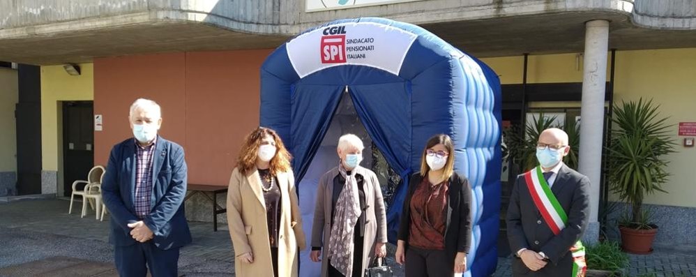 Villasanta, la consegna della “Stanza degli abbracci” alla rsa Villa San Clemente: da sinistra Valerio Zanolla, Laura Varisco, Anna Bonanomi, Alessandra Costa e  Luca Ornago.