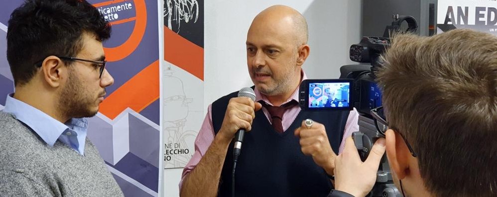 Antonio Talia, al centro, mentre realizza un'intervista