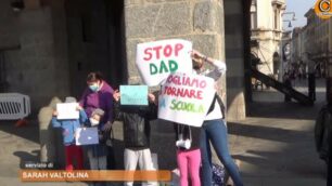 Stop alla dad: le voci dei genitori in piazza a Monza per il rientro a scuola