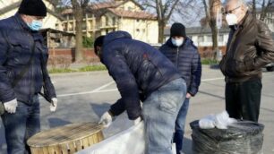 L'installazione di una multitrappola. Primo da destra è il vicesindaco Gigi Pelletti