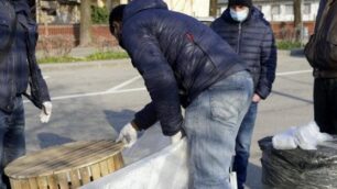 L'installazione di una multitrappola. Primo da destra è il vicesindaco Gigi Pelletti