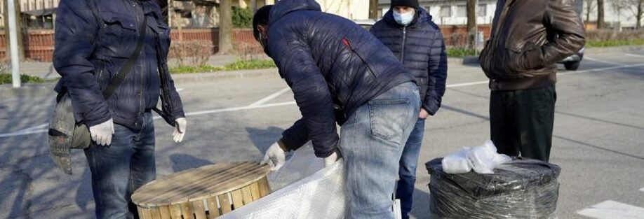 L'installazione di una multitrappola. Primo da destra è il vicesindaco Gigi Pelletti