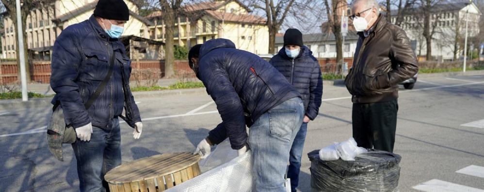 L'installazione di una multitrappola. Primo da destra è il vicesindaco Gigi Pelletti