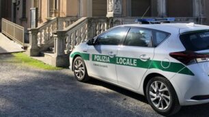 Un’auto della polizia locale di Albiate