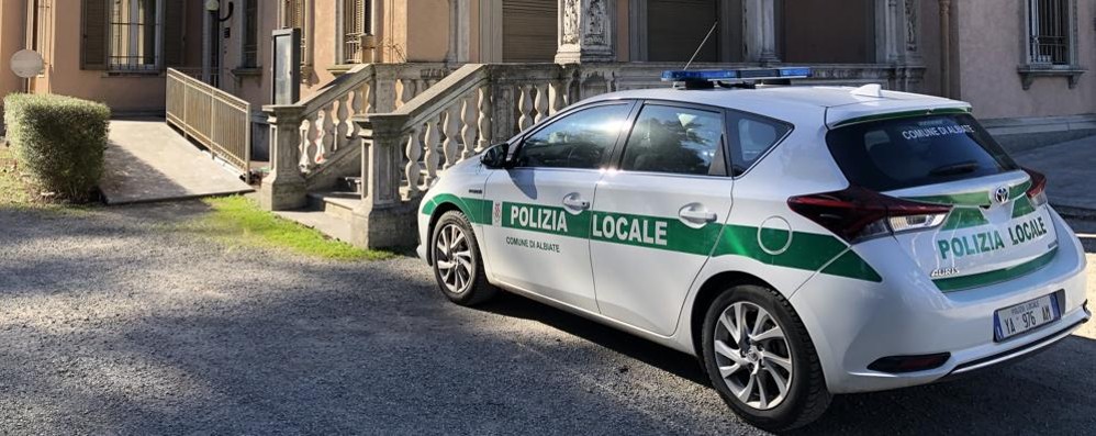 Un’auto della polizia locale di Albiate