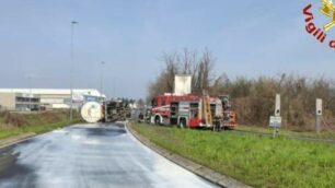 Usmate Velate incidente camion latte ribaltato - foto Vigili del fuoco