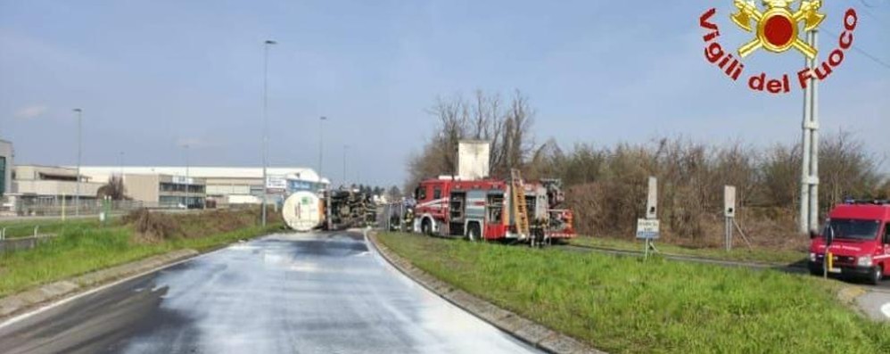 Usmate Velate incidente camion latte ribaltato - foto Vigili del fuoco