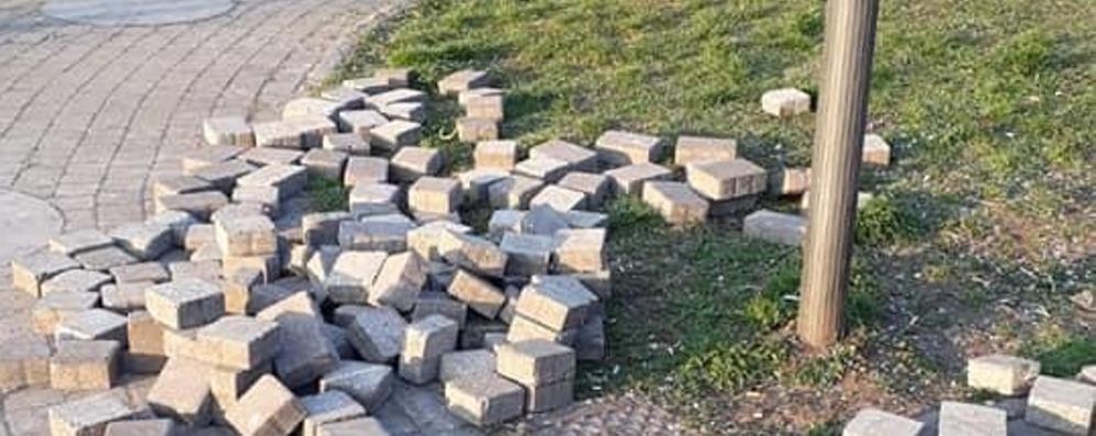 Gli autobloccanti levati dal marcipiede