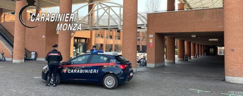 Il ballatoio dal quale l’uomo ha inscenato la protesta