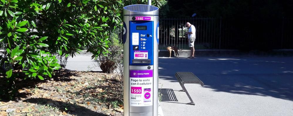 Seregno - Le colonnine dei parcheggi a pagamento
