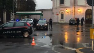 Carabinieri in zona stazione a Seregno