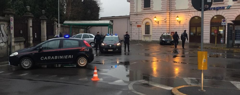 Carabinieri in zona stazione a Seregno