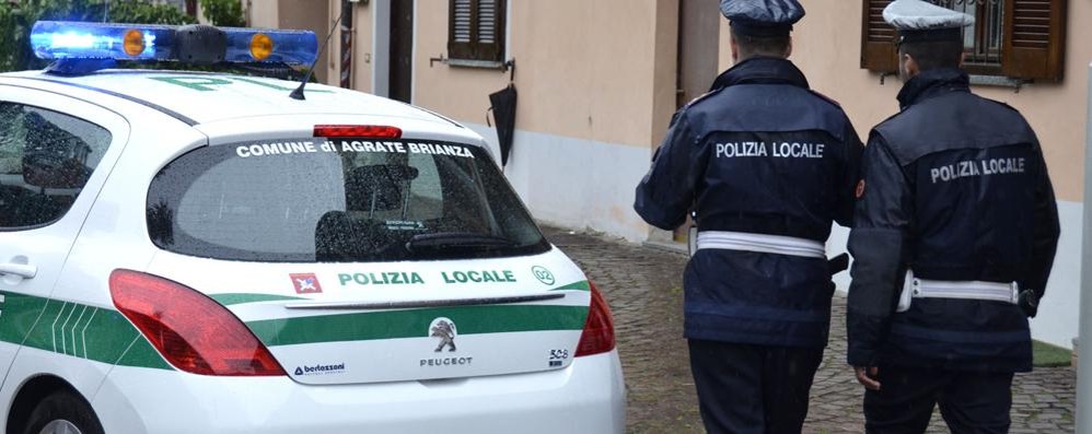 Gli agenti della polizia locale di Agrate