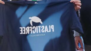 La maglietta con il logo della onlus Plastic Free
