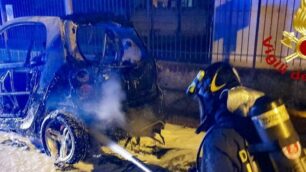 La Smart distrutta dalle fiamme a Lissone