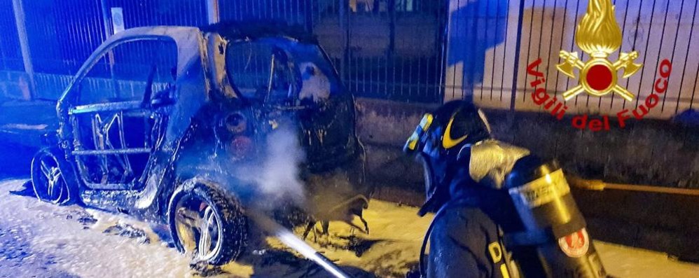 La Smart distrutta dalle fiamme a Lissone