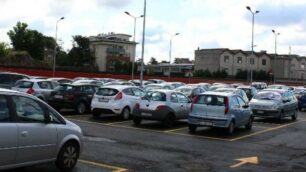 Il parcheggio nei pressi della stazione di Lissone