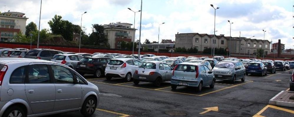 Il parcheggio nei pressi della stazione di Lissone