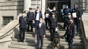 Foto di guppo per il sindaco, l’assessore Arena, il comandante Curcio e gli agenti premiati