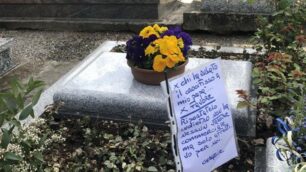 Il messaggio della figlia sulla tomba del padre  dove hanno asportato la croce