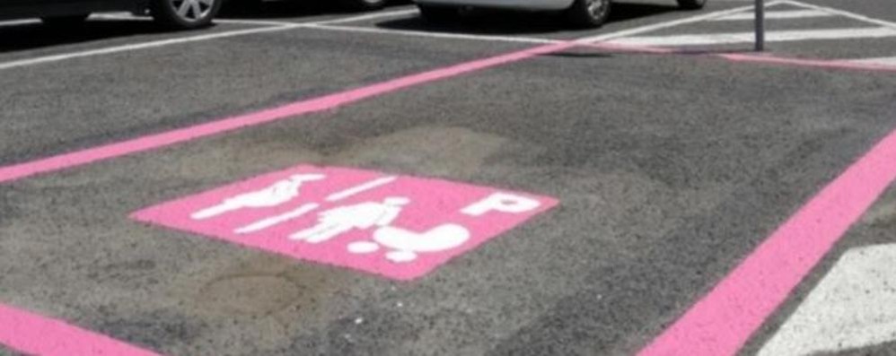 Carate studia parcheggi rosa