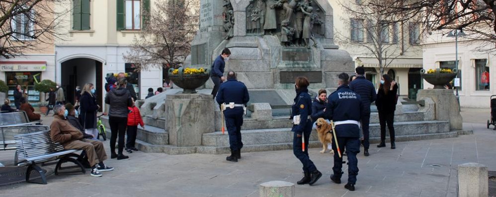 La Polizia locale impegnata in controlli nel centro storico (foto di repertorio)