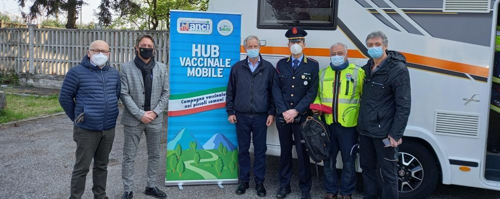 Guido Bertolaso, al centro, all’unità mobile di vaccinazione